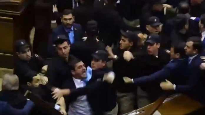 Diputados oficialistas y opositores envueltos en una pelea física dentro del recinto del Parlamento de Armenia.