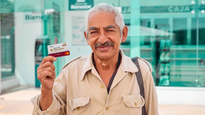 Adultos mayores consultan su saldo y realizan filas en cajeros del Banco del Bienestar para recibir el apoyo económico bimestral.