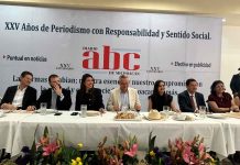 ABC de Michoacán celebra 25 años de historia periodística en Uruapan Directivos y autoridades estatales durante el evento conmemorativo por el 25 aniversario de trayectoria periodística del diario ABC de Michoacán en Uruapan.