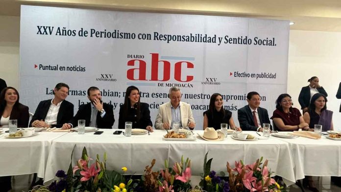 periodico-abc-michoacan-aniversario-uruapan Directivos y autoridades estatales durante el evento conmemorativo por el 25 aniversario de trayectoria periodística del diario ABC de Michoacán en Uruapan.