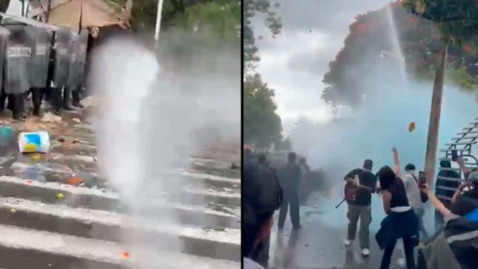 policias-reprimen-protesta-agua-sucia-tanquetas-jalisco