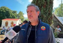 Exhorta Protección Civil Morelia a prevenir incendios en altares de Día de Muertos Altar de Día de Muertos con veladoras encendidas, ilustrando las recomendaciones de prevención de incendios.