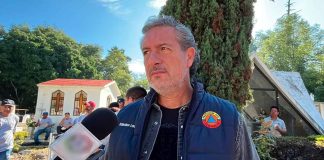 Exhorta Protección Civil Morelia a prevenir incendios en altares de Día de Muertos Altar de Día de Muertos con veladoras encendidas, ilustrando las recomendaciones de prevención de incendios.