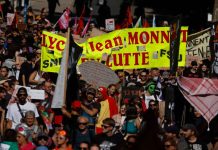 Se extienden las protestas estudiantiles en varios países de Europa Manifestantes mantienen casas de campaña en la explanada de la Puerta del Sol en Madrid para exigir mejoras en el mercado de la vivienda.