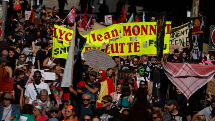 Manifestantes mantienen casas de campaña en la explanada de la Puerta del Sol en Madrid para exigir mejoras en el mercado de la vivienda.
