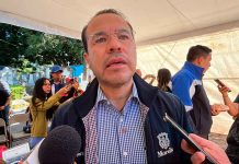 Proyecta Morelia recolección de 350 toneladas de desechos por festejos de Día de Muertos Personal de limpieza trabajando en la recolección de desechos durante las festividades de Día de Muertos en Morelia.