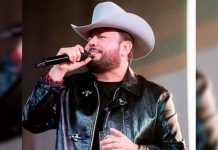 Roberto Tapia recibe “papelito” en concierto al estilo Chalino Sánchez El cantante Roberto Tapia comparte en sus redes sociales el billete de 100 dólares con un mensaje que recibió durante un concierto en Indianápolis.