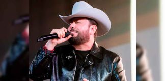 Roberto Tapia recibe “papelito” en concierto al estilo Chalino Sánchez El cantante Roberto Tapia comparte en sus redes sociales el billete de 100 dólares con un mensaje que recibió durante un concierto en Indianápolis.