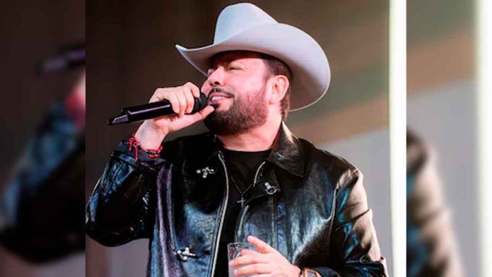 roberto-tapia-billete-mensaje-concierto-chalino El cantante Roberto Tapia comparte en sus redes sociales el billete de 100 dólares con un mensaje que recibió durante un concierto en Indianápolis.