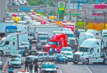 Transportistas retiran bloqueos carreteros tras acuerdo con Segob; habrá mesas de diálogo