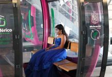 Vive la Noche de Muertos desde las alturas en el teleférico de Uruapan Cabinas del teleférico de Uruapan operando durante la temporada turística de Noche de Muertos.