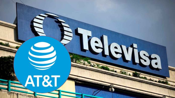 Logotipo iluminado de AT&T México sobre un edificio corporativo con antenas 5G tras confirmarse su compra por Grupo Televisa.