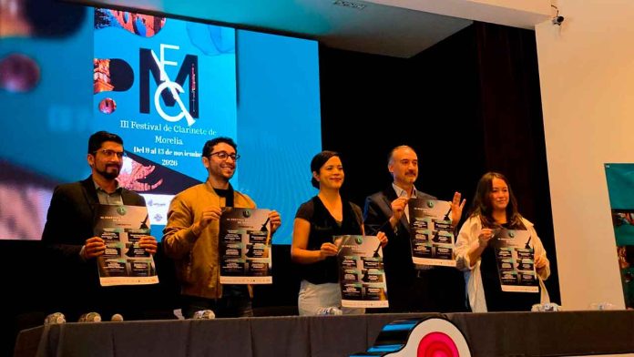 Músicos y organizadores durante el anuncio de la tercera edición del Festival de Clarinete de Morelia en el Centro Cultural Clavijero.