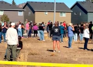 Adolescente mata a 3 niños y a un maestro en primaria Silver Rail, Oregón Patrullas de policía y ambulancias resguardan el exterior de la escuela primaria Silver Rail en Bend, Oregón, tras un tiroteo mortal.