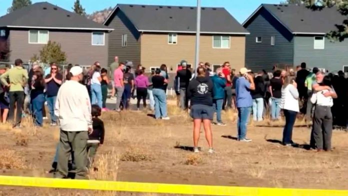 Patrullas de policía y ambulancias resguardan el exterior de la escuela primaria Silver Rail en Bend, Oregón, tras un tiroteo mortal.