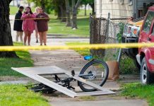Masacre en Pensilvania: abuelo asesina a ocho personas Personas colocan flores y veladoras en un altar improvisado en la ciudad de Erie, Pensilvania, tras el tiroteo masivo que cobró la vida de ocho personas.