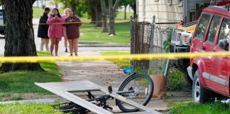 Masacre en Pensilvania: abuelo asesina a ocho personas Personas colocan flores y veladoras en un altar improvisado en la ciudad de Erie, Pensilvania, tras el tiroteo masivo que cobró la vida de ocho personas.