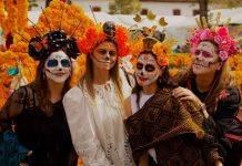 Atrae Michoacán a turismo internacional y nacional para vivir la Noche de Muertos Turistas nacionales e internacionales disfrutando de las tradiciones y artesanías de Noche de Muertos en Michoacán.