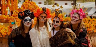 Atrae Michoacán a turismo internacional y nacional para vivir la Noche de Muertos Turistas nacionales e internacionales disfrutando de las tradiciones y artesanías de Noche de Muertos en Michoacán.