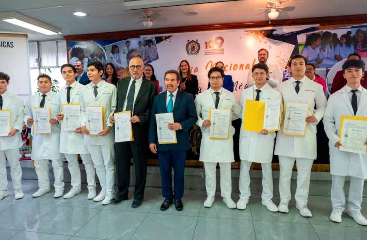 UMSNH reconoce vocación humanista de las y los médicos