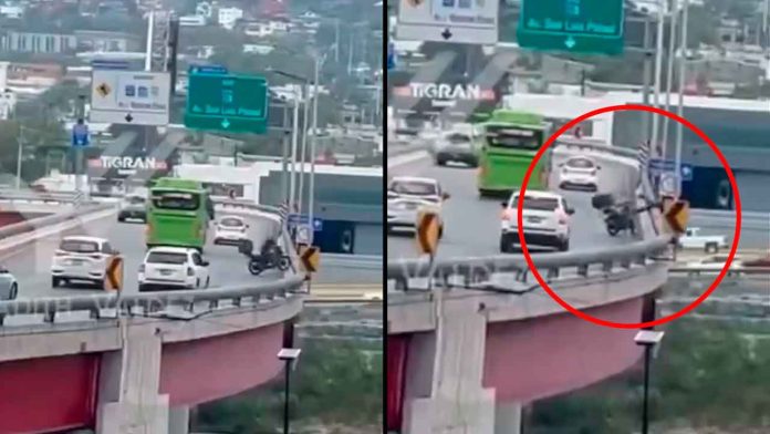 video-motociclista-cae-rio-santa-catarina-monterrey-nuevo-leon
