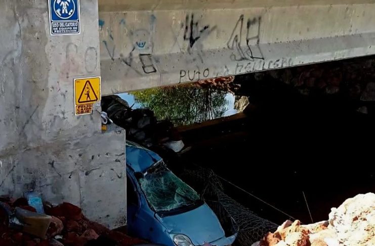 Dos muertos y tres lesionados deja volcadura de automóvil en la Autopista de Occidente