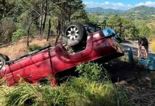 Vuelca camioneta en Tacámbaro; dos adultos mayores resultan herido Camioneta Toyota color guinda volcada sobre la maleza a la orilla de la carretera Tacámbaro-Paso de Morelos.