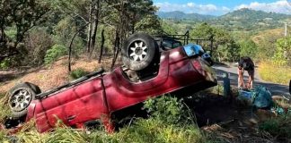 Vuelca camioneta en Tacámbaro; dos adultos mayores resultan herido Camioneta Toyota color guinda volcada sobre la maleza a la orilla de la carretera Tacámbaro-Paso de Morelos.