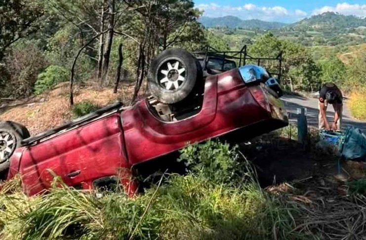 Vuelca camioneta en Tacámbaro; dos adultos mayores resultan herido Camioneta Toyota color guinda volcada sobre la maleza a la orilla de la carretera Tacámbaro-Paso de Morelos.