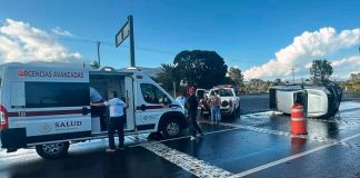 Vuelca camioneta tras chocar contra objeto fijo en la carretera Morelia-Pátzcuaro Camioneta tipo pick up color plata volcada tras un accidente en la carretera Morelia-Pátzcuaro, a la altura de El Reparo.