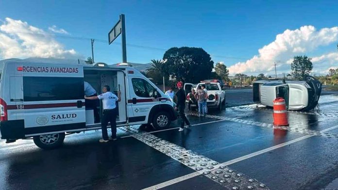 Camioneta tipo pick up color plata volcada tras un accidente en la carretera Morelia-Pátzcuaro, a la altura de El Reparo.