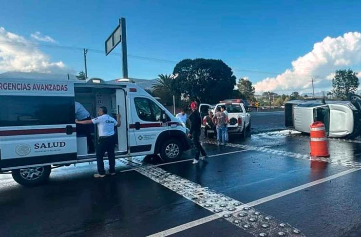Vuelca camioneta tras chocar contra objeto fijo en la carretera Morelia-Pátzcuaro Camioneta tipo pick up color plata volcada tras un accidente en la carretera Morelia-Pátzcuaro, a la altura de El Reparo.