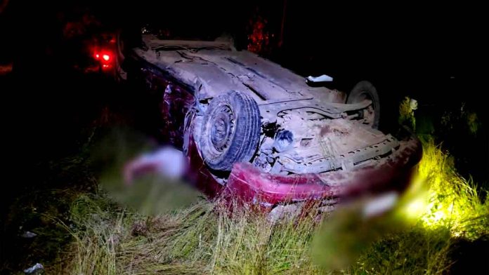 Vehículo siniestrado tras una fatal volcadura automovilística sobre la carretera Huetamo-Zirándaro que dejó a un joven sin vida.