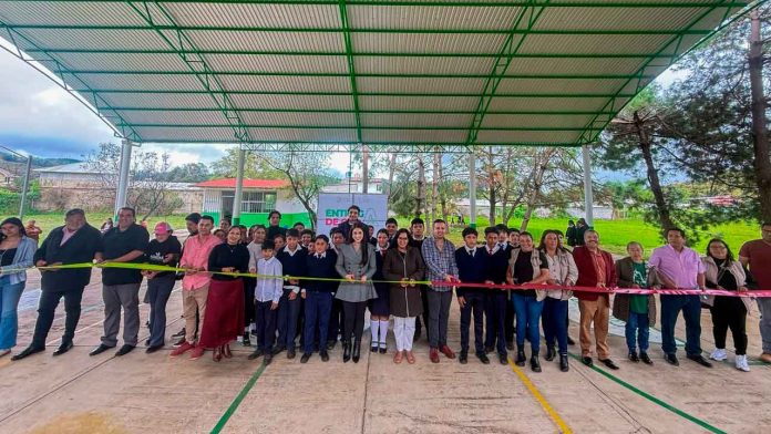 yohana-mendoza-inaugura-domo-escolar-telesecundaria-zatzio-ario